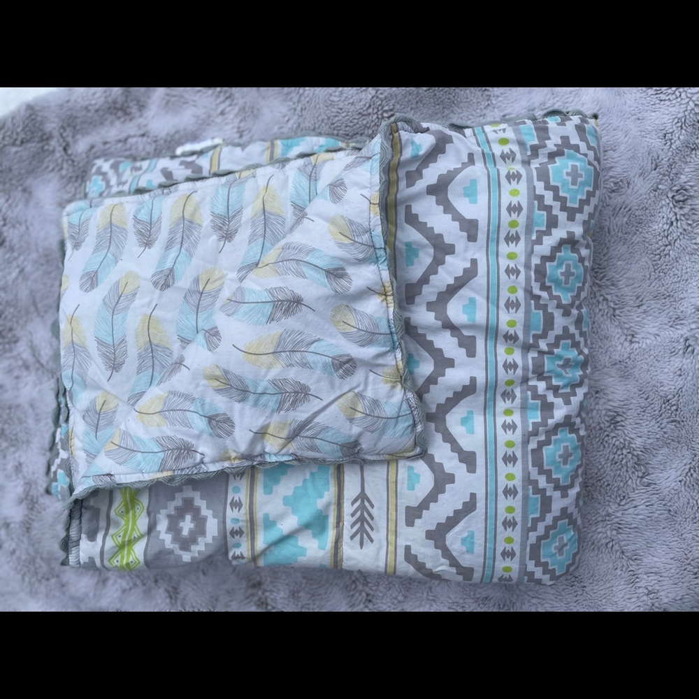 Reversible crib comforter